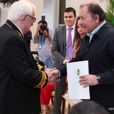 Посол Абхазии  Заур Константинович вручает верительную грамоту Президенту Республики Никарагуа Даниэлю Ортеге.
